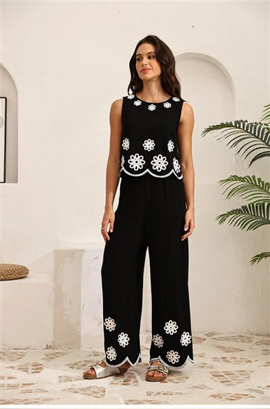 بذلة مطرزة سوداء أنيقة