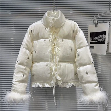 سترة منتفخة بيضاء أنيقة مع تفاصيل الريشة