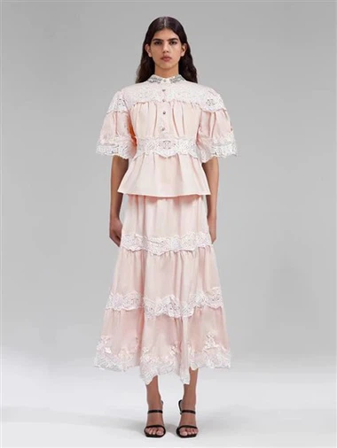 الدانتيل الوردي الرومانسي - فستان مقلد